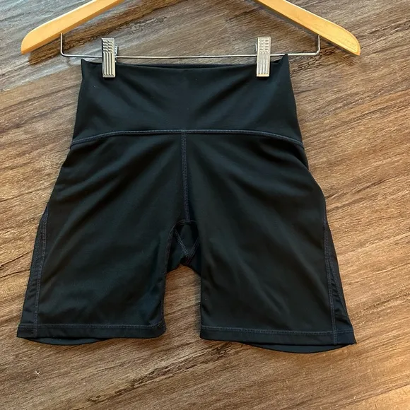 Lululemon Align High Rise Short 6” in Black. Size 6.